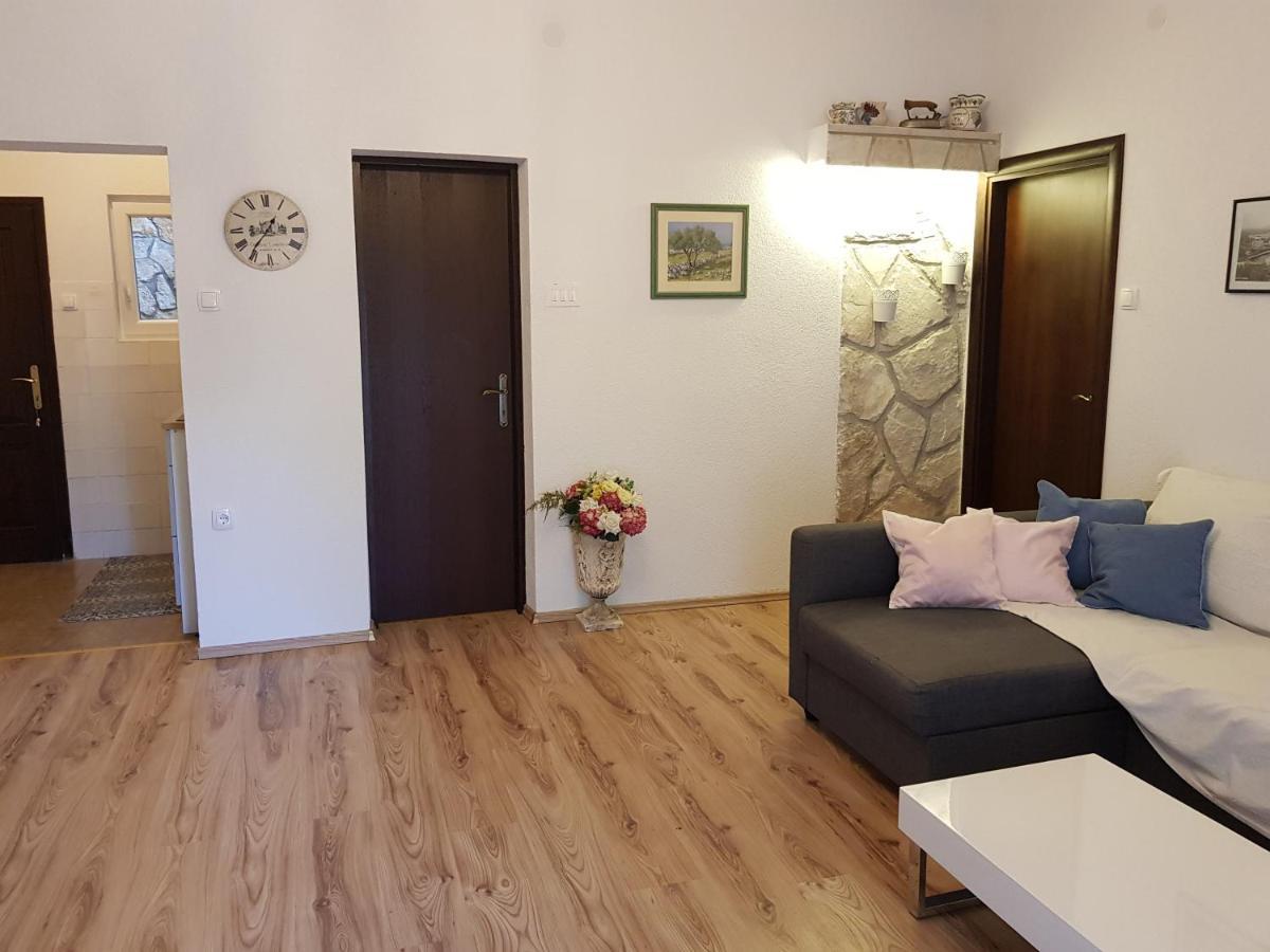 Apartmani Elena Malinska Exterior foto